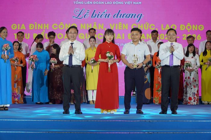 Tổng Liên đoàn Lao động Việt Nam biểu dương 95 gia đình công nhân viên chức lao động tiêu biểu. Ảnh: Nguyễn Hải