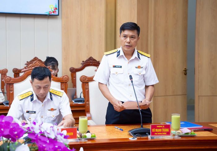 Phó trưởng Phòng Khoa học quân sự thuộc Bộ Tham mưu Quân chủng Hải quân, Thượng tá Vũ Mạnh Trang báo cáo với đoàn công tác