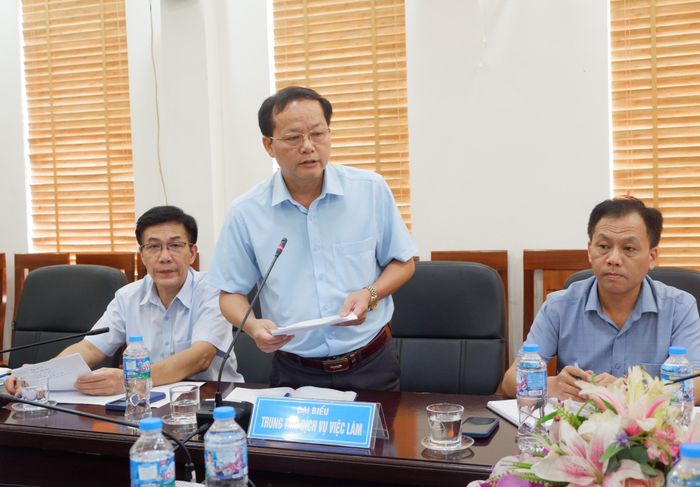 Giám đốc Trung tâm Dịch vụ việc làm tỉnh Hưng Yên Lê Văn Côn báo cáo Đoàn khảo sát