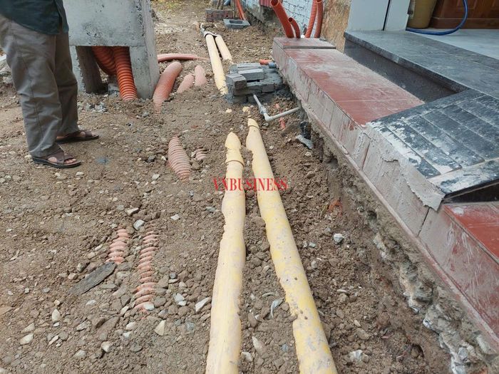 Sau khi lu lèn base của kết cấu vỉa hè, tuyến ống chứa cáp kỹ thuật vẫn lộ rõ. 