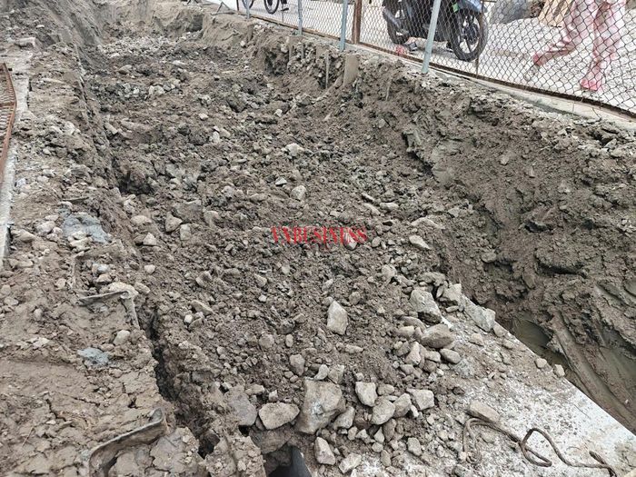 Vật liệu đào trong quá trình đặt cống hộp đã được tận dụng một phần để đắp lưng cống. 