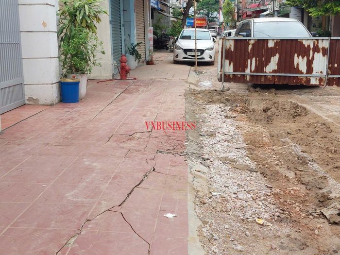 Hầu hết các phần hè và đường còn lại hai bên của đường Trung Lực và Lực Hành đều đã bị lún, vỡ mặt do quá trình thi công.