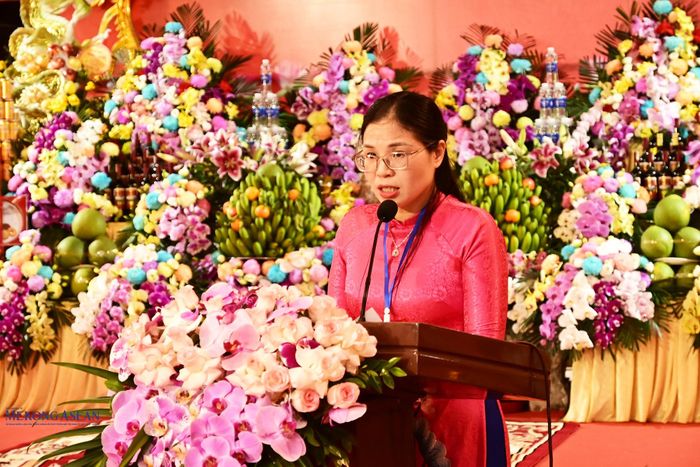Bà Phạm Thị Ly, Ủy viên Ban Thường vụ Đảng ủy, Phó Chủ tịch Thường trực UBND phường Trần Hưng Đạo, Trưởng Ban tổ chức lễ hội đọc diễn văn tại buổi lễ. Ảnh: Mekong ASEAN.