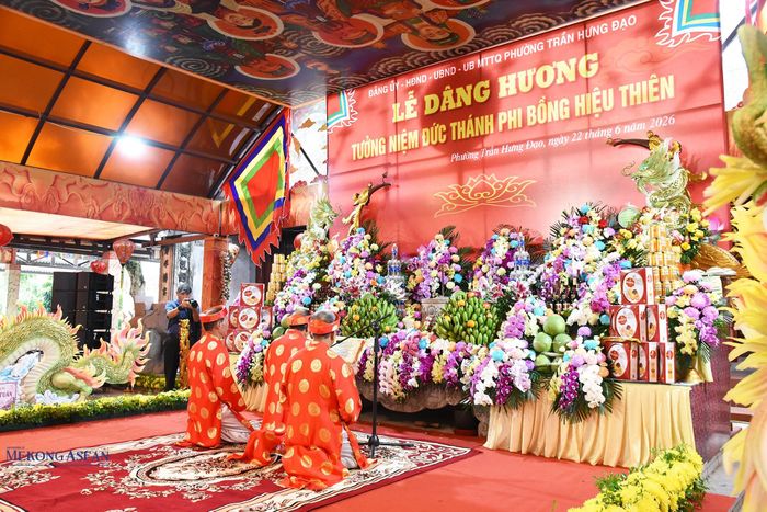 Các cụ cao niên tổ dân phố An Mô (phường Trần Hưng Đạo) đọc và dâng văn tế. Ảnh: Mekong ASEAN.