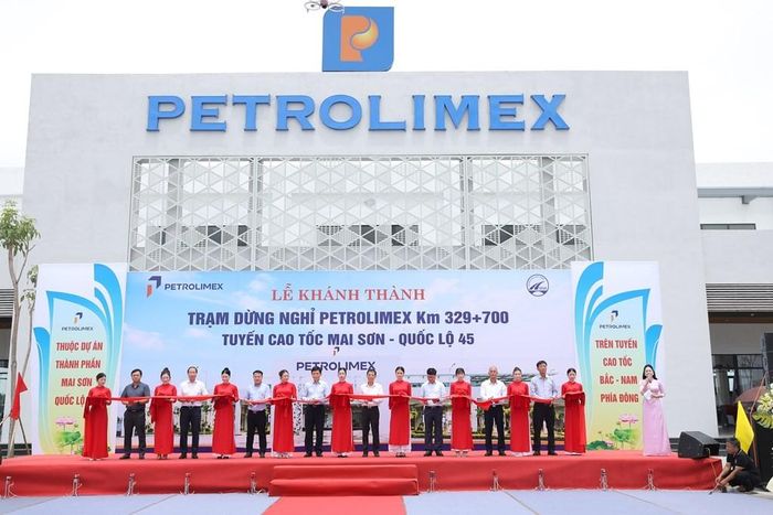Lãnh đạo Bộ Xây dựng, Cục Đường bộ Việt Nam và Petrolimex cắt băng khánh thành Cặp trạm dừng nghỉ Petrolimex Thanh Hóa tại Km329+700 trên tuyến cao tốc Bắc – Nam phía Đông. Nguồn: Petrolimex.