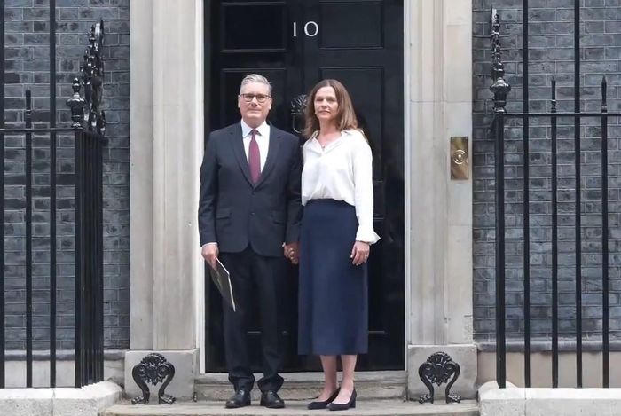Thủ tướng Anh Keir Starmer và Phu nhân Victoria Starmer chụp ảnh kỷ niệm tại Số 10 phố Downing ngày 22/6. Ảnh chụp màn hình