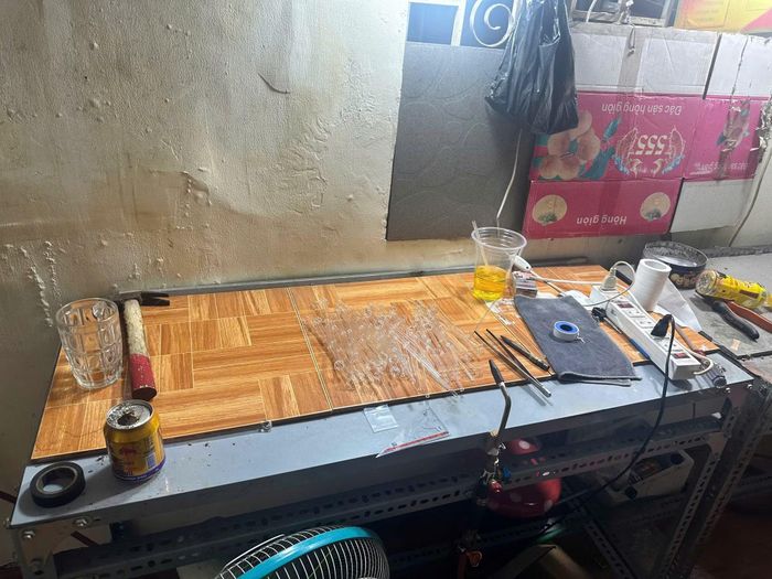 Công an thu giữ nhiều vật dụng phục vụ việc sử dụng ma túy.