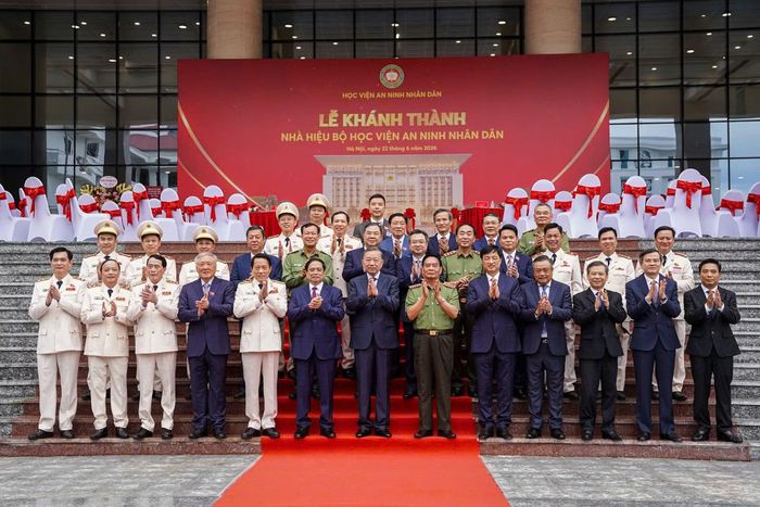 Tổng Bí thư, Chủ tịch nước Tô Lâm và các đại biểu chụp ảnh lưu niệm tại công trình Nhà hiệu bộ Học viện ANND.