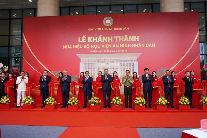 Tổng Bí thư, Chủ tịch nước Tô Lâm và các đồng chí lãnh đạo, các đại biểu cắt băng khánh thành Nhà hiệu bộ Học viện ANND.