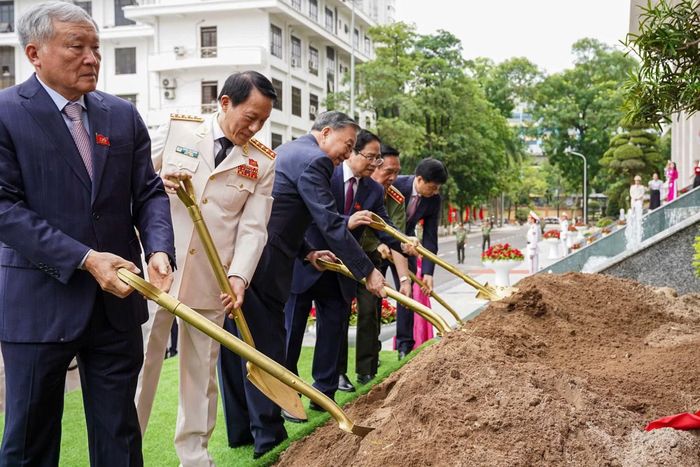Tổng Bí thư, Chủ tịch nước Tô Lâm và các đại biểu trồng cây lưu niệm trong khuôn viên Học viện ANND.
