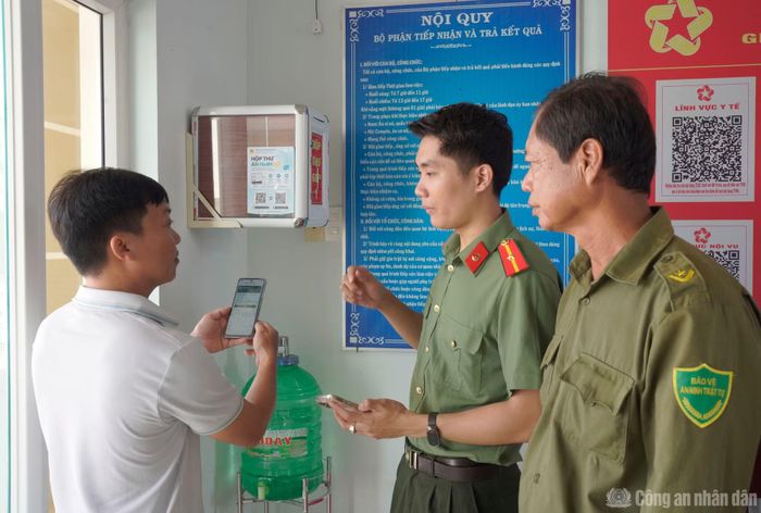 Công an xã Tạ An Khương hướng dẫn người dân sử dụng “Hộp thư an ninh số” tại trung tâm giải quyết thủ tục hành chính xã.