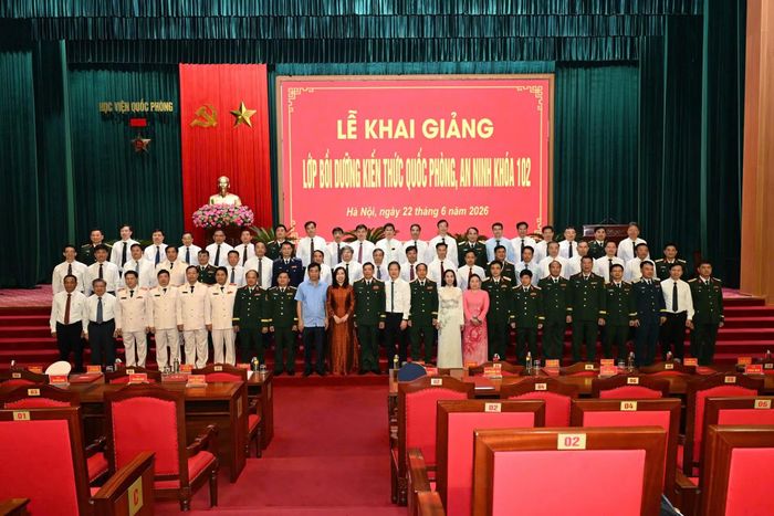 Các đồng chí lãnh đạo và đại biểu cùng các học viên chụp ảnh lưu niệm.