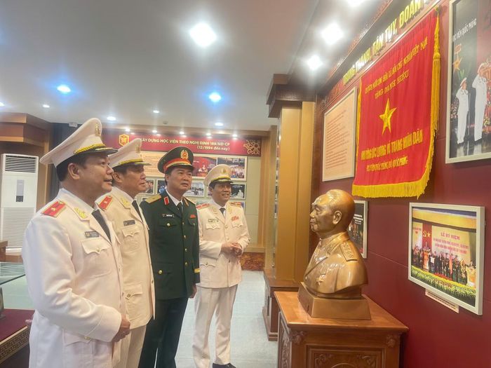  Học viên khóa 102 tham quan phòng truyền thống của Học viện Quốc phòng. 