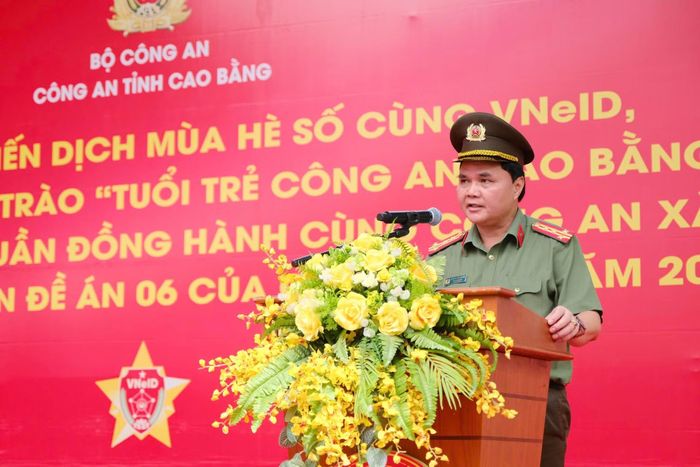 Đại tá Lương Văn Thiểm, Phó Giám đốc Công an tỉnh phát biểu chỉ đạo tại lễ ra quân.
