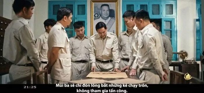 Nguyễn Thành cùng Vanthong chỉ huy Cảnh sát Hoàng gia Lào trong tập 14.