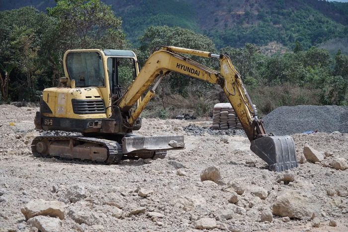 Tuy nhiên, nhiều hạng mục vẫn bị vướng mắc công tác giải phóng mặt bằng nên vẫn phải thi công cầm chừng.