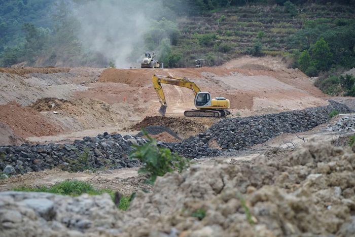 Nhà thầu thi công huy động nguồn lực để thi công bù đắp chậm tiến độ.