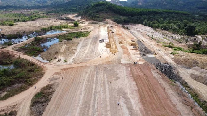 Hạng mục thân đập ngăn nước được nhà thầu khẩn trương thi công nhưng vẫn còn ngổn ngang.
