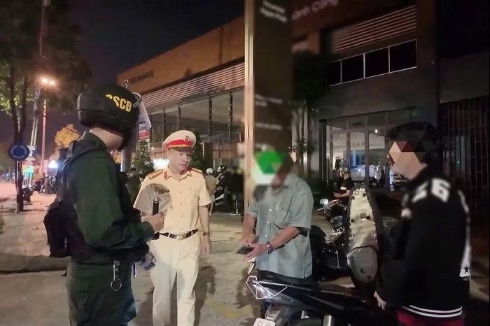Thượng tá Lữ Thanh Trà, Phó trưởng Phòng CSGT kiểm tra công tác tuần tra, xử lý vi phạm tại đường Nguyễn Ái Quốc.