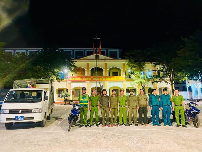 Công an Phường An Lộc cùng các lực lượng chức năng ra quân tuần tra ban đêm.