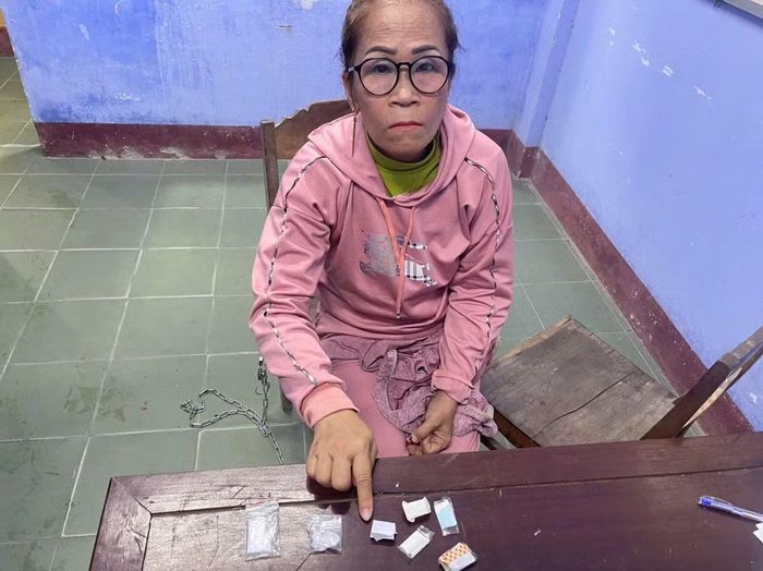 Các đối tượng mua bán ma túy vừa bị Công an xã bắt giữ.