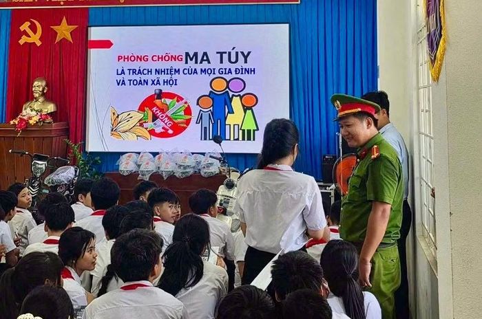 Công an xã Chân Mây - Lăng Cô tuyên truyền về phòng, chống ma túy từ khu dân cư đến trường học.
