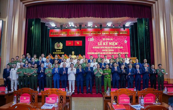 Tổng Bí thư, Chủ tịch nước Tô Lâm cùng các đồng chí lãnh đạo Đảng, Nhà nước và các đại biểu chụp ảnh tại lễ kỷ niệm.