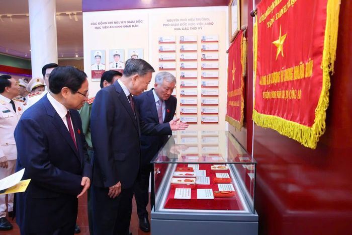 Tổng Bí thư, Chủ tịch nước Tô Lâm và các đồng chí lãnh đạo Đảng, Nhà nước thăm phòng truyền thống Học viện ANND.