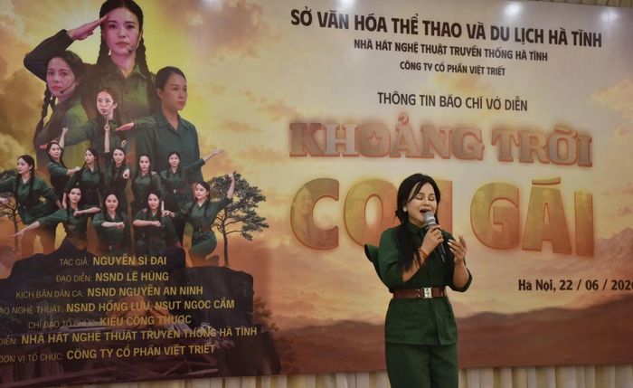 Một trong những trích đoạn của "Khoảng trời con gái" được nghệ sĩ biểu diễn trong ngày giới thiệu vở diễn tại Hà Nội.