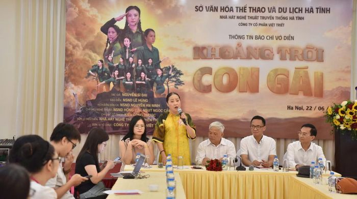 NSND Hồng Lựu chia sẻ, toàn bộ ê kíp sáng tạo thực hiện vở "Khoảng trời con gái" với tâm niệm tri ân những người đã hy sinh vì quê hương, đất nước.