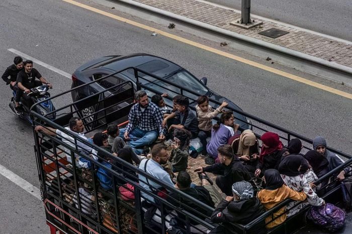 Người dân Lebanon phải sống trong cảnh trực chờ di tản vì các cuộc không kích từ Israel. Ảnh: Reuters