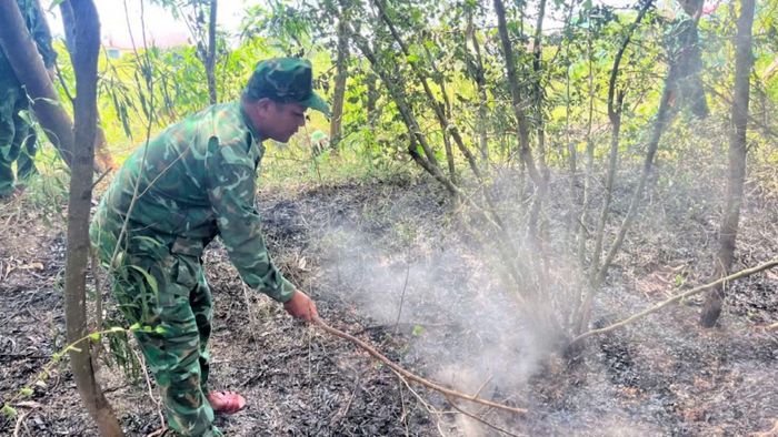 Nỗ lực dập từng tàn lửa âm ỷ cháy trong các thực bì vì có thể bùng phát cháy lớn bất cứ lúc nào.