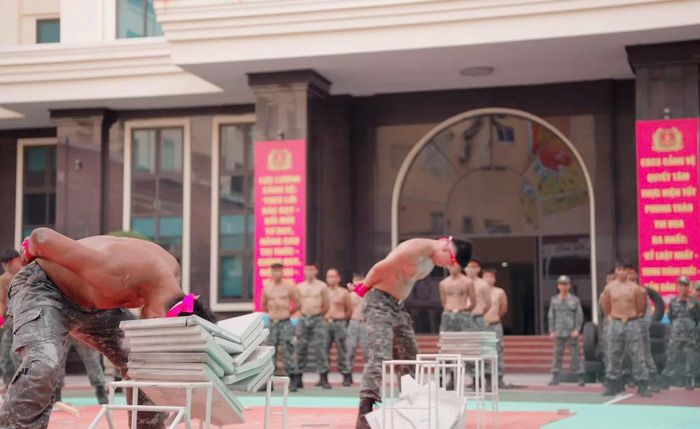 Các học viên biểu diễn nội dung công phá vật cứng, thể hiện kết quả rèn luyện về thể lực, ý chí và bản lĩnh.