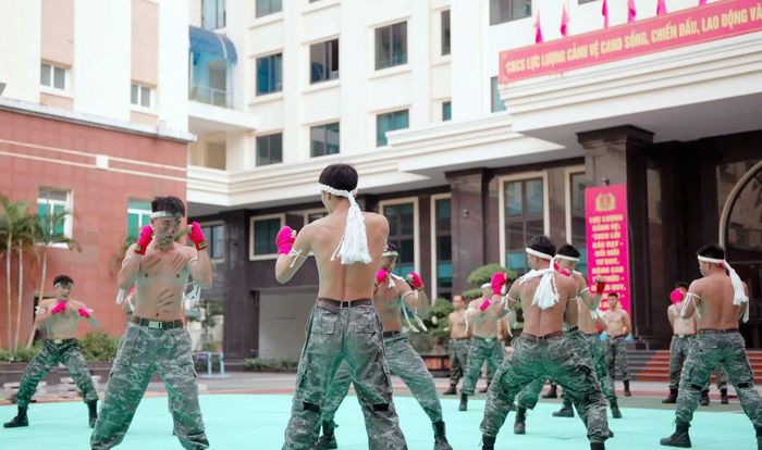 Các học viên thực hành kỹ thuật tấn công, phòng thủ và phối hợp xử lý tình huống trong chiến đấu.
