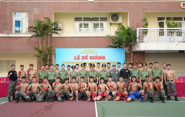 Các đại biểu và học viên tại lễ bế giảng.