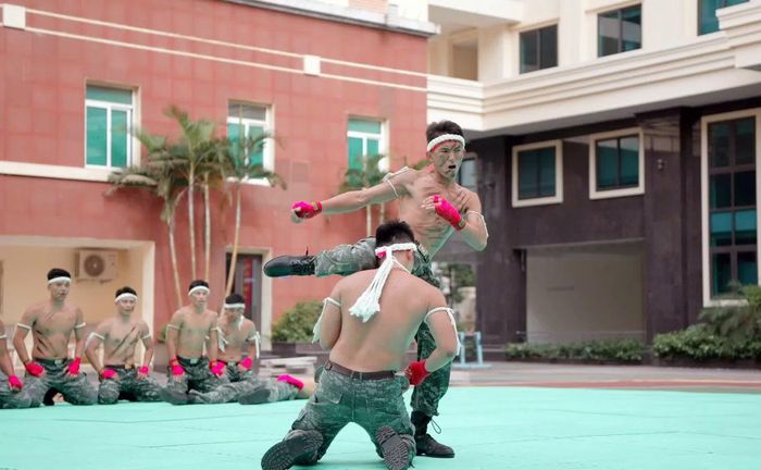 Học viên thực hành kỹ thuật tấn công nhằm nhanh chóng khống chế, vô hiệu hóa mục tiêu trong tình huống nguy hiểm.