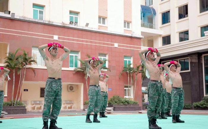 Khóa tập huấn chú trọng rèn luyện thể lực, sức bền và khả năng duy trì cường độ chiến đấu cao cho cán bộ, chiến sĩ.