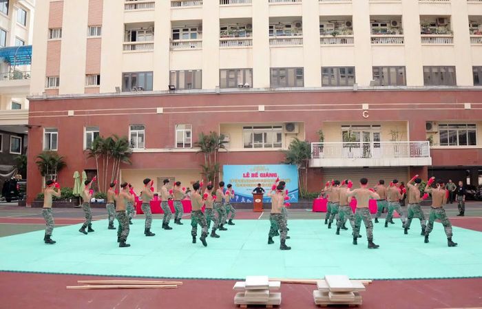 Cán bộ, chiến sĩ Trung đoàn Đặc nhiệm đồng diễn võ thuật ứng dụng chiến đấu tại lễ bế giảng khóa tập huấn.