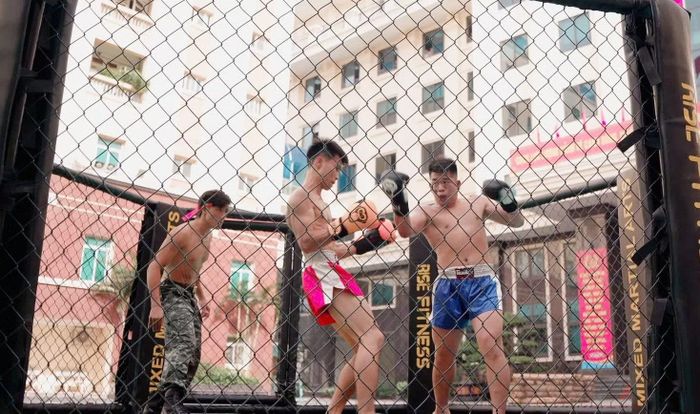 Học viên thực hành đối kháng trong lồng tập, nâng cao phản xạ và khả năng xử lý tình huống cận chiến.