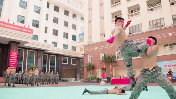 Màn trình diễn kỹ thuật cận chiến cho thấy sức mạnh, tốc độ và khả năng phối hợp của cán bộ, chiến sĩ Trung đoàn Đặc nhiệm.