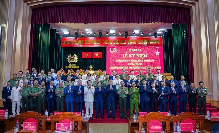 Tổng Bí thư, Chủ tịch nước Tô Lâm cùng lãnh đạo Đảng, Nhà nước và các đại biểu chụp ảnh tại lễ kỷ niệm.
