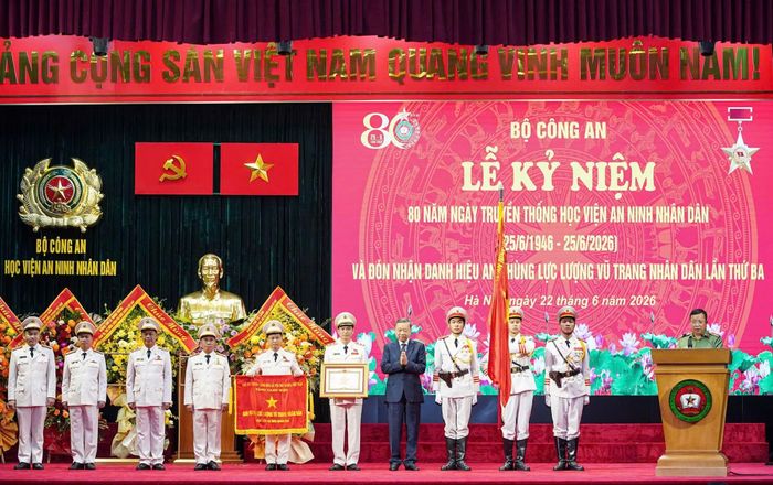 Tổng Bí thư, Chủ tịch nước Tô Lâm trao tặng danh hiệu Anh hùng lực lượng vũ trang nhân dân lần thứ ba cho Học viện An ninh nhân dân.