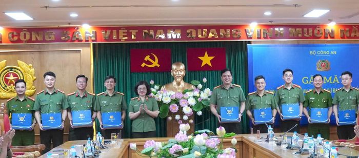 Thừa ủy quyền, Thiếu tướng Ngô Hoài Thu trao quà của Bộ trưởng Lương Tam Quang tặng Đoàn đại biểu CAND tham dự Đại hội Đoàn toàn quốc lần thứ XIII.