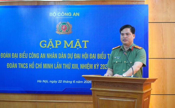  Thượng tá Đồng Đức Vũ báo cáo tình hình Đoàn đại biểu CAND dự Đại hội Đoàn toàn quốc lần thứ XIII. 