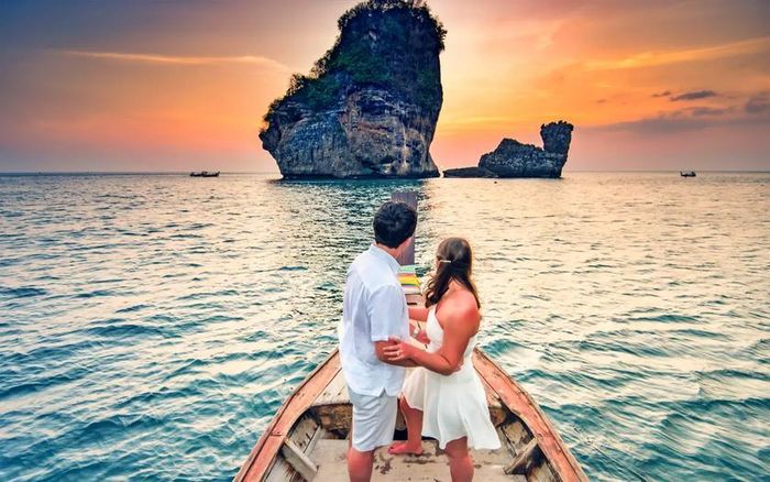 Phuket là điểm đến độc đáo của Thái Lan, thu hút các cặp đôi hưởng tuần trăng mật từ khắp nơi trên thế giới. Nơi đây cung cấp nhiều hoạt động đa dạng như đi thuyền, thể thao dưới nước, trải nghiệm cuộc sống về đêm... Ảnh: yourtourdesk