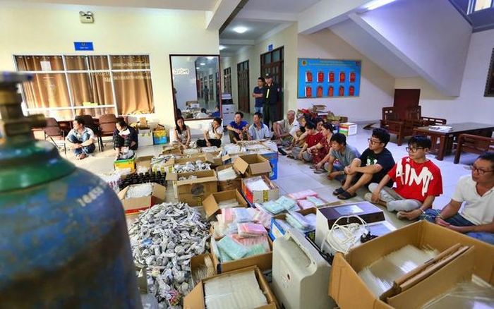 Các đối tượng cùng tang vật vụ án. Ảnh: CATPHCM