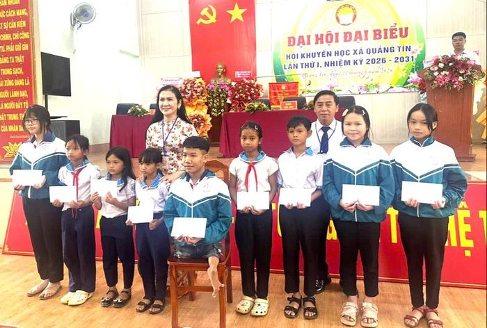 Chủ tịch Hội Khuyến học tỉnh Lâm Đồng Tôn Thị Ngọc Hạnh trao học bổng cho các em học sinh tiêu biểu của xã Quảng Tín. 