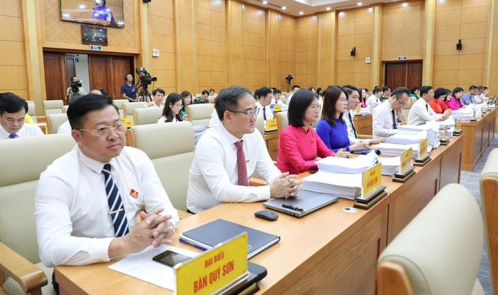 Đại biểu dự Kỳ họp thứ 4 HĐND tỉnh khóa XVIII.