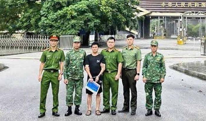 Các lực lượng phối hợp bắt giữ đối tượng truy nã đặc biệt nguy hiểm Phạm Xuân Cương tại Cửa khẩu Lý Vạn.