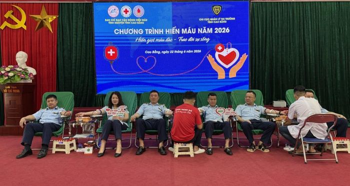 Cán bộ, công chức, người lao động Chi cục Quản lý thị trường Cao Bằng tham gia hiến máutình nguyện.